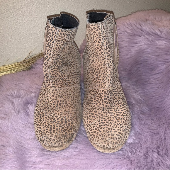 Toms 9.5W side zip cheetah print suede ankle boots - Picture 2 of 14